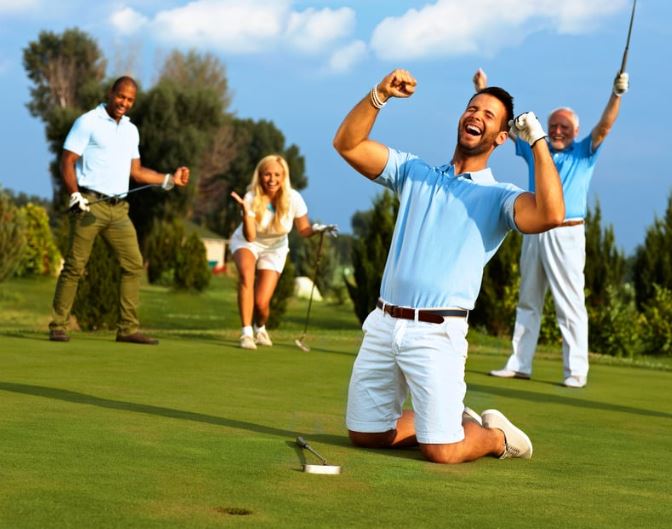 Golfeurs heureux célébrant un roulé, garantie du prix le plus bas de Canadian Pro Shop Online